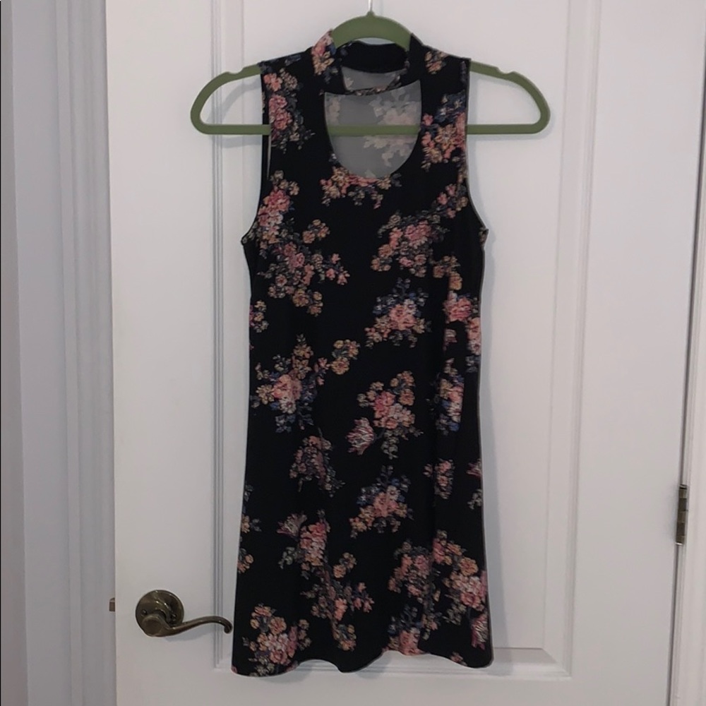Sleeveless flower print choker dress